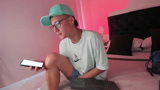 NoahLux online show from October 2, 2025, 7:50 pm