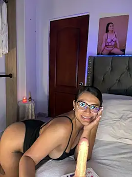 Snapshot of ema_zoe chatting on June 9, 2026, 12:00 am ema zoe online show from June 9, 2026, 12:00 am