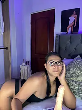 Snapshot of ema_zoe chatting on August 2, 2026, 11:24 pm ema zoe online show from August 2, 2026, 11:24 pm