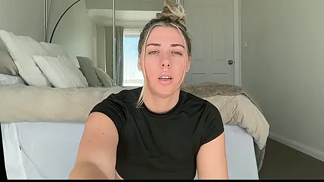 Snapshot of louiseberkeley chatting on April 6, 2026, 10:44 pm louiseberkeley online show from April 6, 2026, 10:44 pm