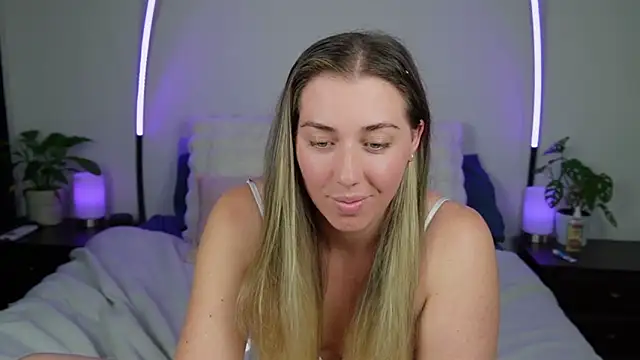 Snapshot of louiseberkeley chatting on October 7, 2025, 12:50 pm louiseberkeley online show from October 7, 2025, 12:50 pm