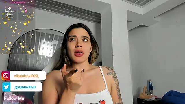 Snapshot of MiaVillalobos chatting on April 10, 2026, 8:43 am MiaVillalobos online show from April 10, 2026, 8:43 am