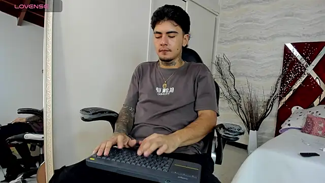 JamesDeker online show from October 30, 2025, 8:28 pm