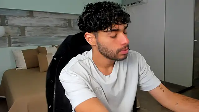 Snapshot of RaphaelDufort chatting on December 15, 2025, 5:30 pm RaphaelDufort online show from December 15, 2025, 5:30 pm