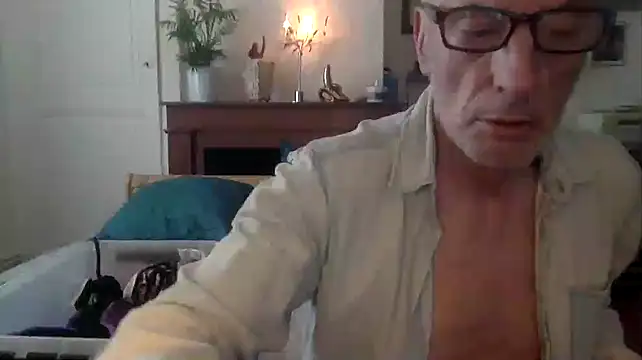 Snapshot of JF69100 chatting on May 24, 2026, 4:18 pm JF69100 online show from May 24, 2026, 4:18 pm