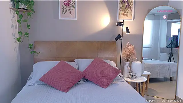 Snapshot of sarah_rayy chatting on November 19, 2025, 8:31 pm sarah rayy online show from November 19, 2025, 8:31 pm