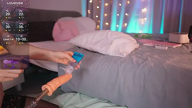 Snapshot of Kira_Light chatting on March 7, 2026, 2:44 pm Kira Light online show from March 7, 2026, 2:44 pm