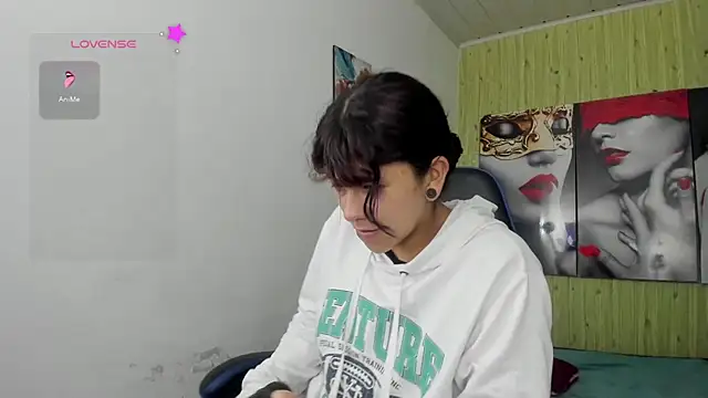 Snapshot of Raven_Rouge_ chatting on March 5, 2026, 8:49 pm Raven Rouge online show from March 5, 2026, 8:49 pm