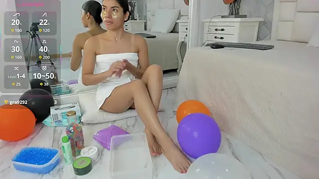 naia cox online show from October 31, 2025, 4:09 am