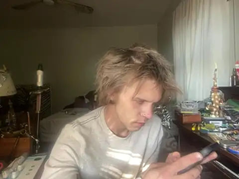 Snapshot of XanderOzzz chatting on April 22, 2026, 8:04 pm XanderOzzz online show from April 22, 2026, 8:04 pm