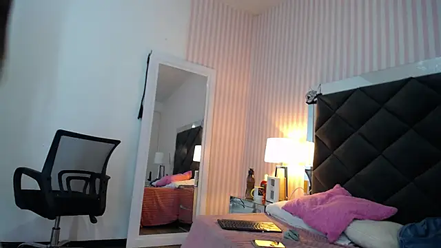 ViictoriaJones  online show from October 18, 2025, 12:51 pm