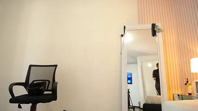 ViictoriaJones  online show from November 12, 2025, 3:05 pm