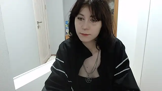 TinaQuiin online show from November 16, 2025, 9:03 am