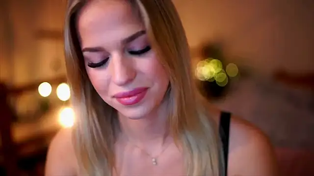 Snapshot of Emilyvanroessel chatting on October 3, 2025, 10:50 am Emilyvanroessel online show from October 3, 2025, 10:50 am