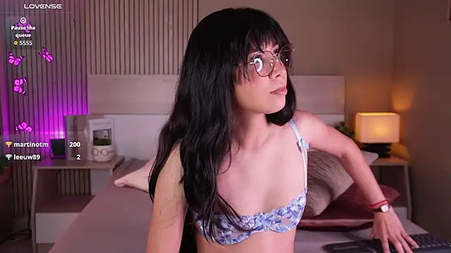 aprilqueenie online show from June 11, 2026, 12:32 am