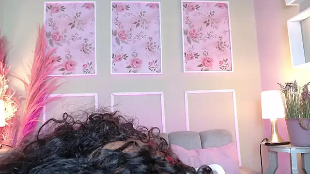 Snapshot of CurlyDani chatting on October 24, 2025, 12:04 pm CurlyDani online show from October 24, 2025, 12:04 pm