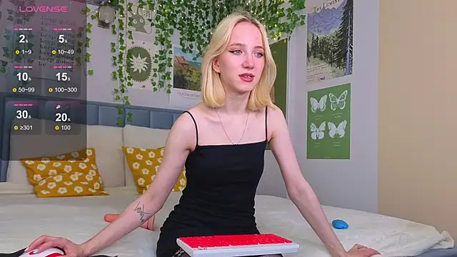 Snapshot of EmmaNovak chatting on October 10, 2025, 12:28 pm EmmaNovak online show from October 10, 2025, 12:28 pm