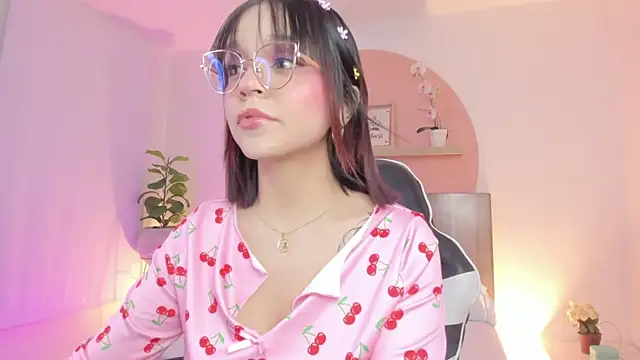 Snapshot of Clara_Luu chatting on May 15, 2026, 2:42 am Clara Luu online show from May 15, 2026, 2:42 am