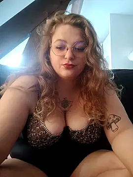 Snapshot of LilouCuriosity chatting on October 29, 2025, 11:09 am LilouCuriosity online show from October 29, 2025, 11:09 am