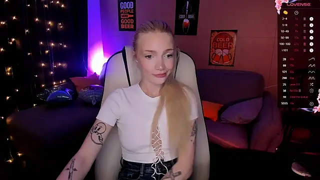 Snapshot of AnyaTaylor_ chatting on September 30, 2025, 1:55 am AnyaTaylor online show from September 30, 2025, 1:55 am