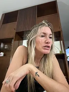 Snapshot of caritadeangellll chatting on November 19, 2025, 9:48 pm caritadeangellll online show from November 19, 2025, 9:48 pm