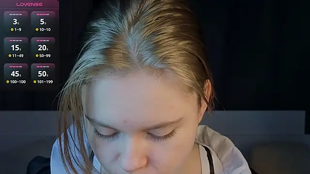 JulietteRain online show from December 19, 2025, 6:32 pm