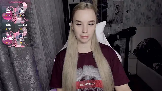 Snapshot of KiraKrox chatting on November 22, 2025, 7:35 pm KiraKrox online show from November 22, 2025, 7:35 pm