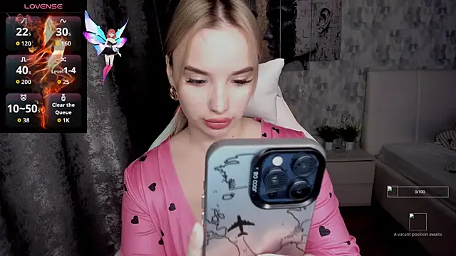 Snapshot of KiraKrox chatting on October 20, 2025, 6:41 pm KiraKrox online show from October 20, 2025, 6:41 pm