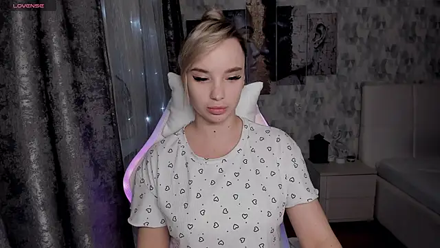 Snapshot of KiraKrox chatting on October 30, 2025, 9:01 pm KiraKrox online show from October 30, 2025, 9:01 pm