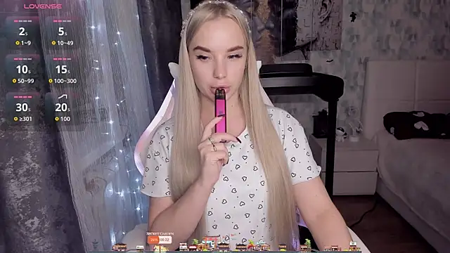 Snapshot of KiraKrox chatting on November 9, 2025, 6:45 pm KiraKrox online show from November 9, 2025, 6:45 pm