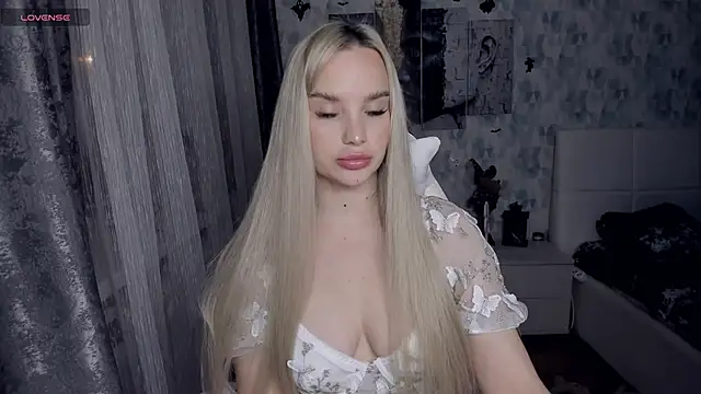 Snapshot of KiraKrox chatting on December 15, 2025, 8:25 pm KiraKrox online show from December 15, 2025, 8:25 pm