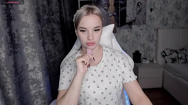 Snapshot of KiraKrox chatting on November 3, 2025, 7:39 pm KiraKrox online show from November 3, 2025, 7:39 pm