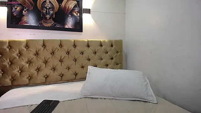 Snapshot of tiiny_emilly chatting on November 2, 2025, 12:43 pm tiiny emilly online show from November 2, 2025, 12:43 pm