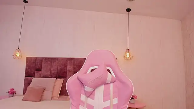 Snapshot of BellaClarck chatting on November 8, 2025, 10:13 pm BellaClarck online show from November 8, 2025, 10:13 pm