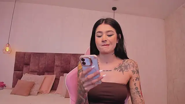 Snapshot of BellaClarck chatting on November 24, 2025, 11:16 pm BellaClarck online show from November 24, 2025, 11:16 pm