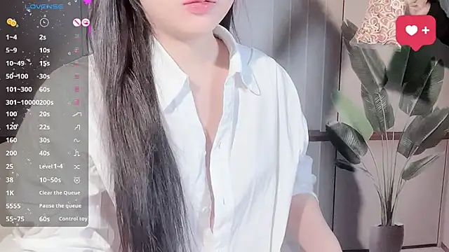 Snapshot of LINNIE05 chatting on December 2, 2025, 9:22 am LINNIE05 online show from December 2, 2025, 9:22 am