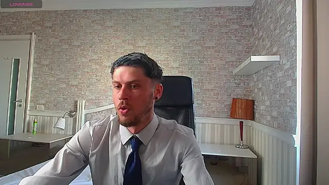 Snapshot of JonahShaw chatting on May 28, 2026, 4:42 am JonahShaw online show from May 28, 2026, 4:42 am