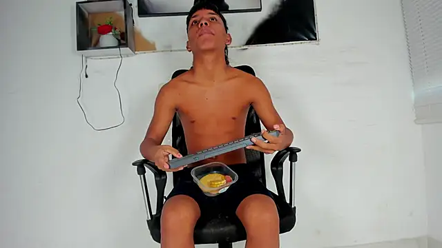 Snapshot of tyler_twink_boy chatting on November 6, 2025, 12:31 pm tyler twink boy online show from November 6, 2025, 12:31 pm