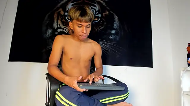 tyler twink boy online show from June 6, 2026, 1:27 pm
