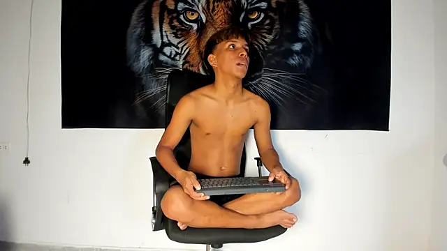 tyler twink boy online show from June 10, 2026, 1:56 pm