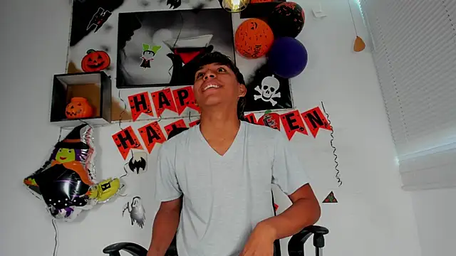 Snapshot of tyler_twink_boy chatting on November 1, 2025, 1:05 pm tyler twink boy online show from November 1, 2025, 1:05 pm