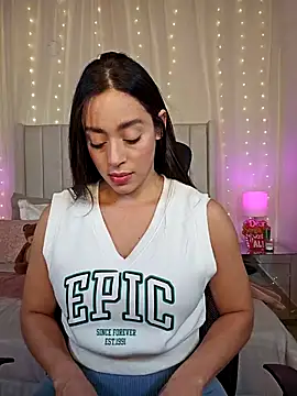 Snapshot of AriadnaTaylor chatting on December 15, 2025, 5:52 pm AriadnaTaylor online show from December 15, 2025, 5:52 pm