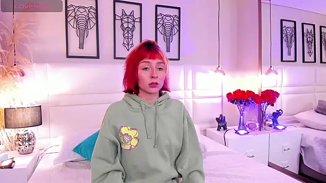 dafnne hall online show from December 1, 2025, 3:29 am