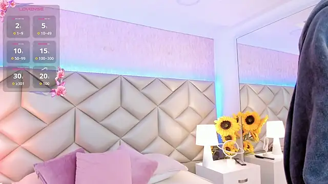 dafnne hall online show from December 5, 2025, 4:11 am