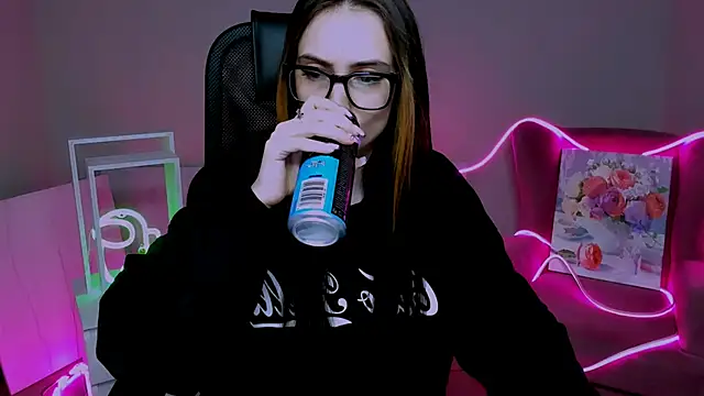 olivianorton online show from November 25, 2025, 3:12 pm