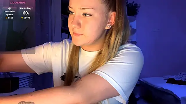 Snapshot of PandaFluff chatting on October 10, 2025, 3:57 pm PandaFluff online show from October 10, 2025, 3:57 pm