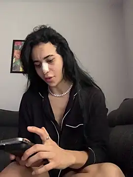 itsyourgirltee online show from December 5, 2025, 11:53 am