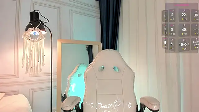 Doll Isa  online show from November 11, 2025, 6:36 pm