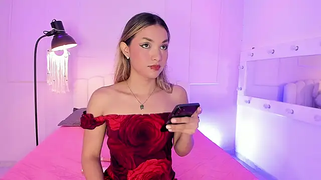 Doll Isa  online show from April 24, 2026, 8:33 pm