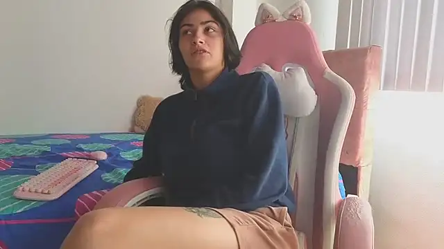 Crystal Star  online show from November 3, 2025, 1:37 pm